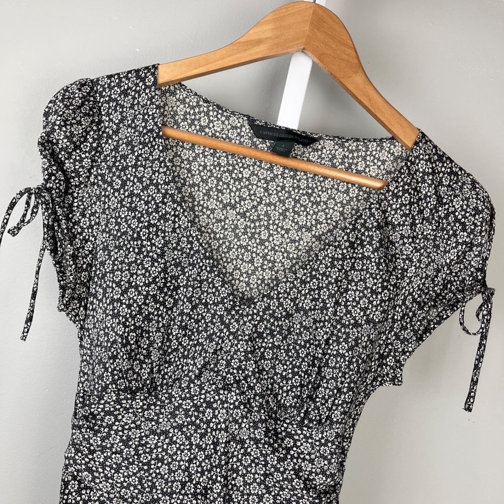 Express‎ Design Studio Silk Blend Top Womens S Vintage Y2K Black White Floral